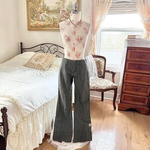 Green cargo pants  Y2K lei olive cargo pants size 7